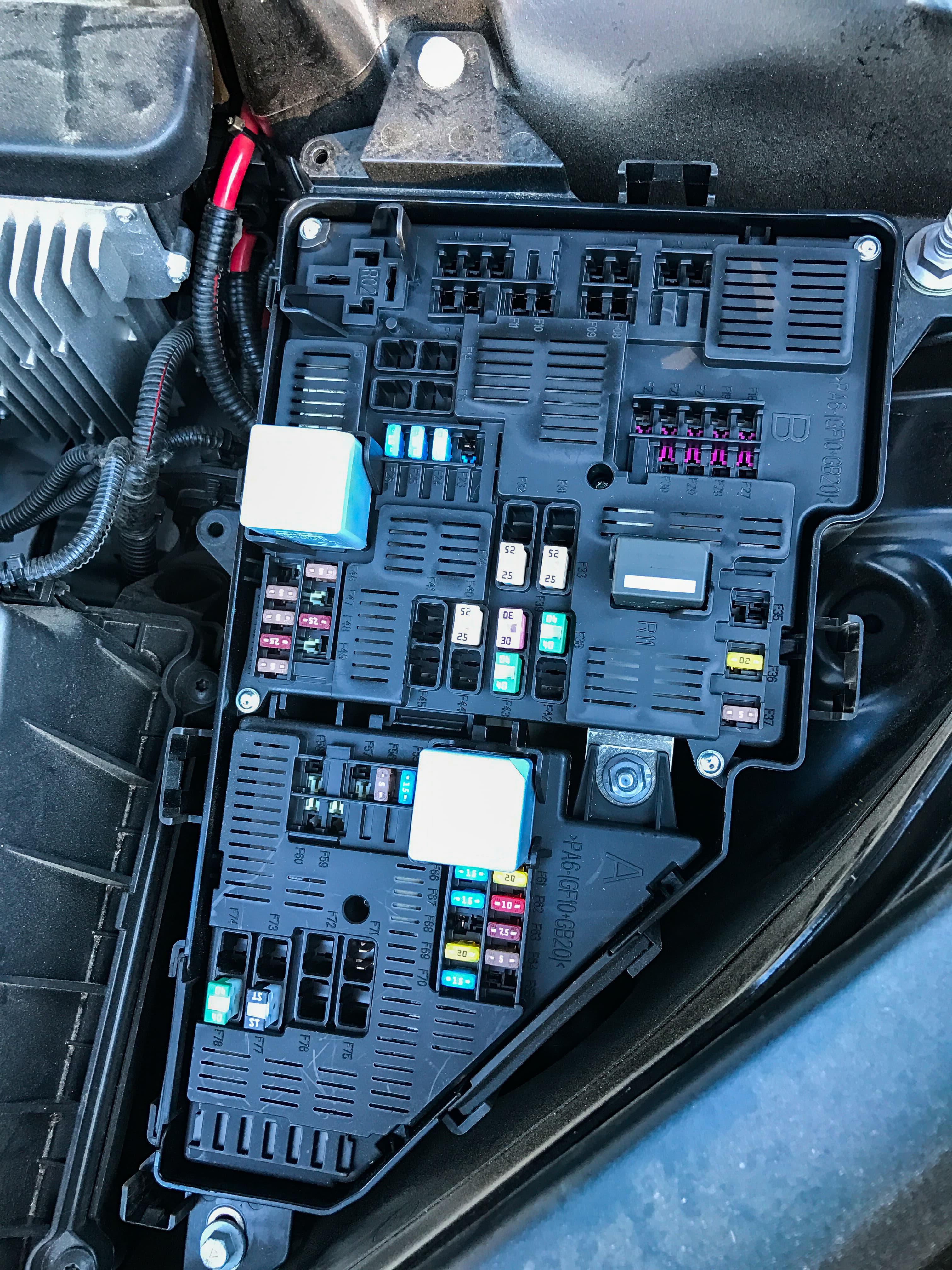 Condensateur électronique endommagé sur une carte de circuit imprimé