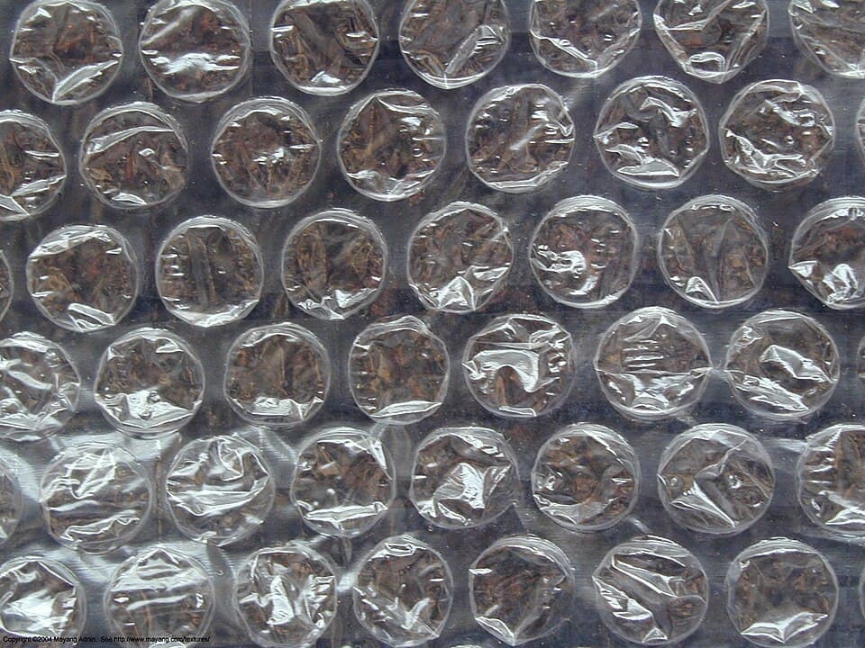 Papier bulle pour emballer une pièce électronique