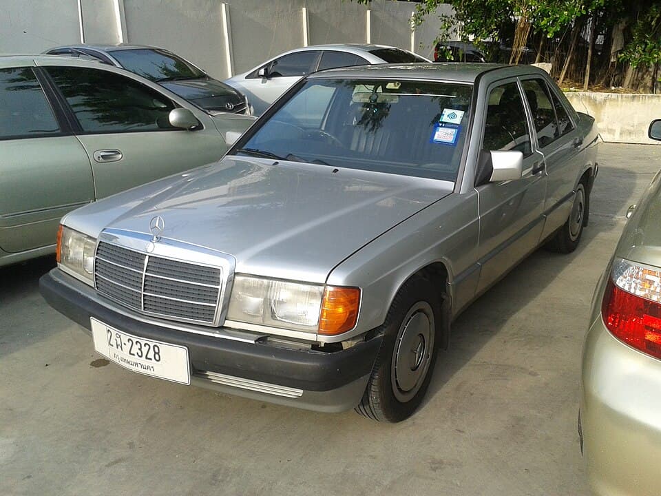 Mercedes-Benz 190E W201 blanche sur route
