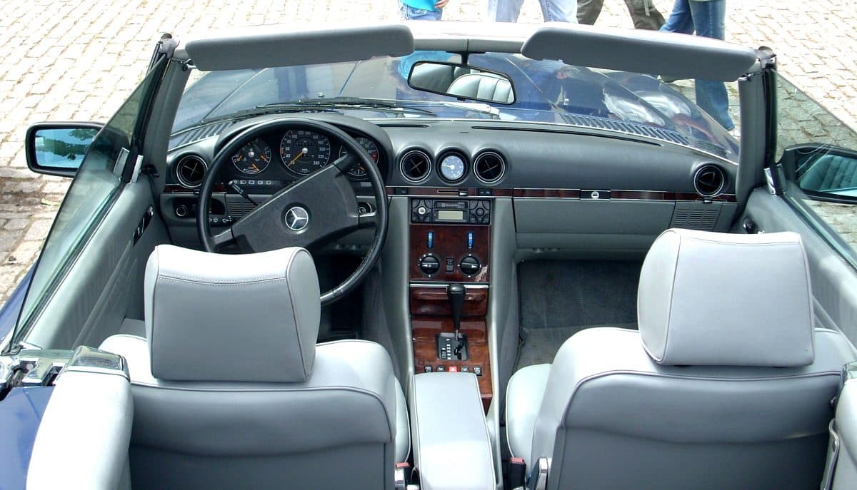 Intérieur et tableau de bord d'une Mercedes SL R107