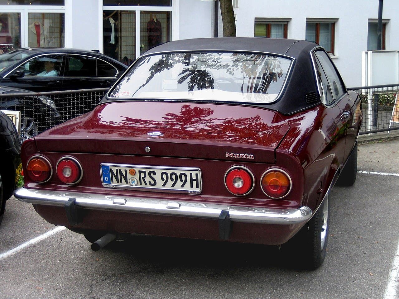 Opel Manta A avec toit vinyl — vue arrière