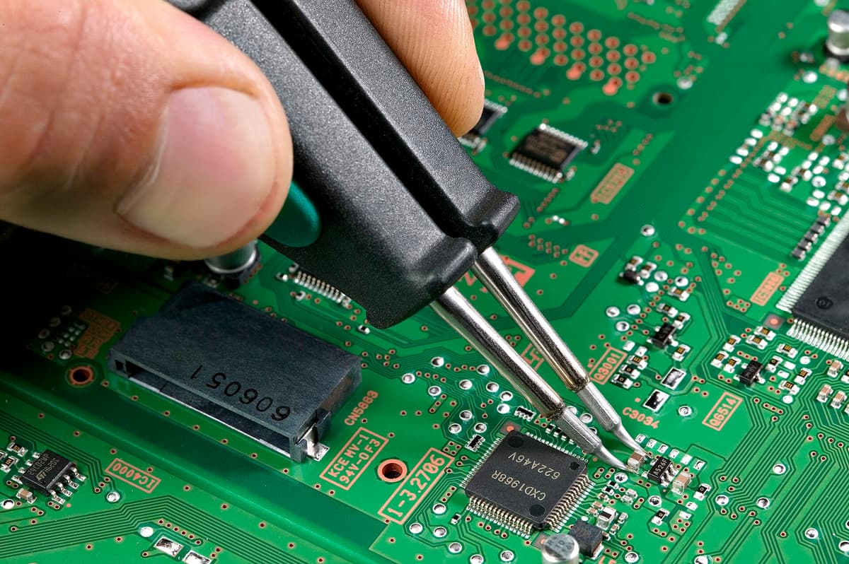 Soudure de composants électroniques sur circuit imprimé