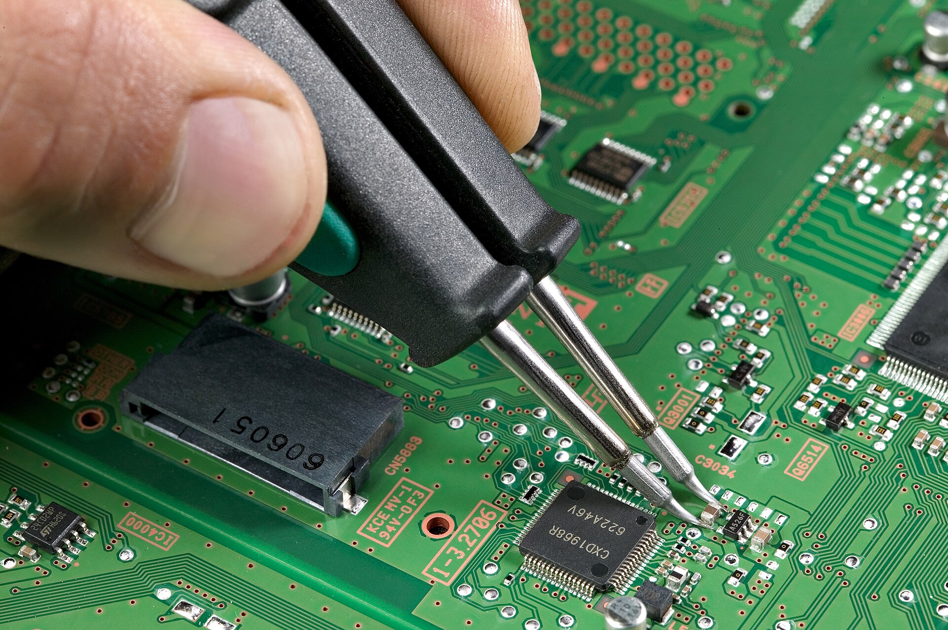 Soudure de composants électroniques CMS à l'atelier Breztek